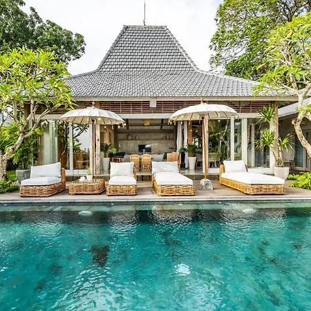 D'Uma Puti ~ The White Joglo Villa